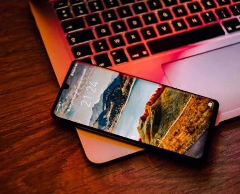 black iphone 7 on macbook pro