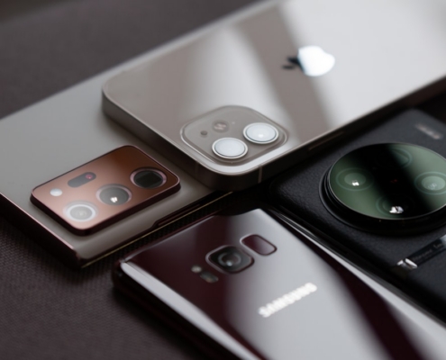 a group of cell phones sitting on top of a table