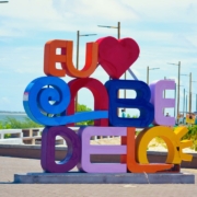 Colorful sculpture spelling "eu amo be" with a heart.