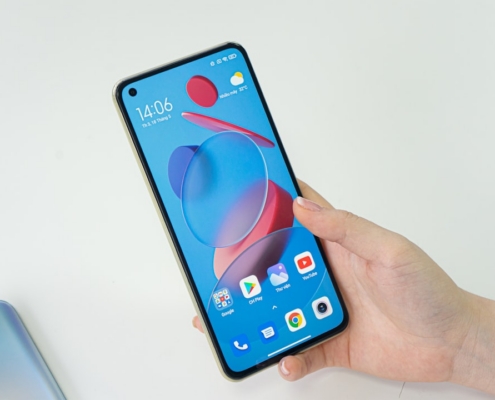 person holding iphone 6 with blue and red iphone case